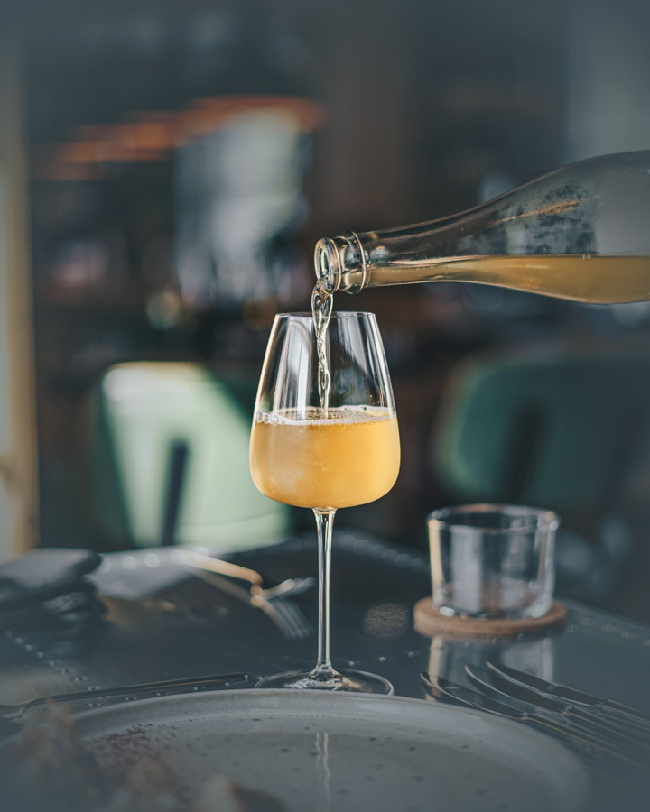 Afbeelding met glas wijn